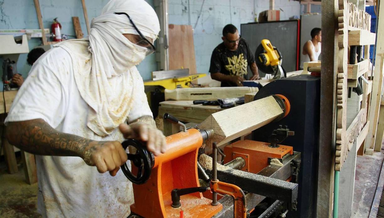 Más de 60 hombres han sido recuperados por el pastor Danny gracias a su intervención durante todo este tiempo. Realiza trabajo comunitario con organizaciones no gubernamentales y con apoyo de autoridades policiales. 