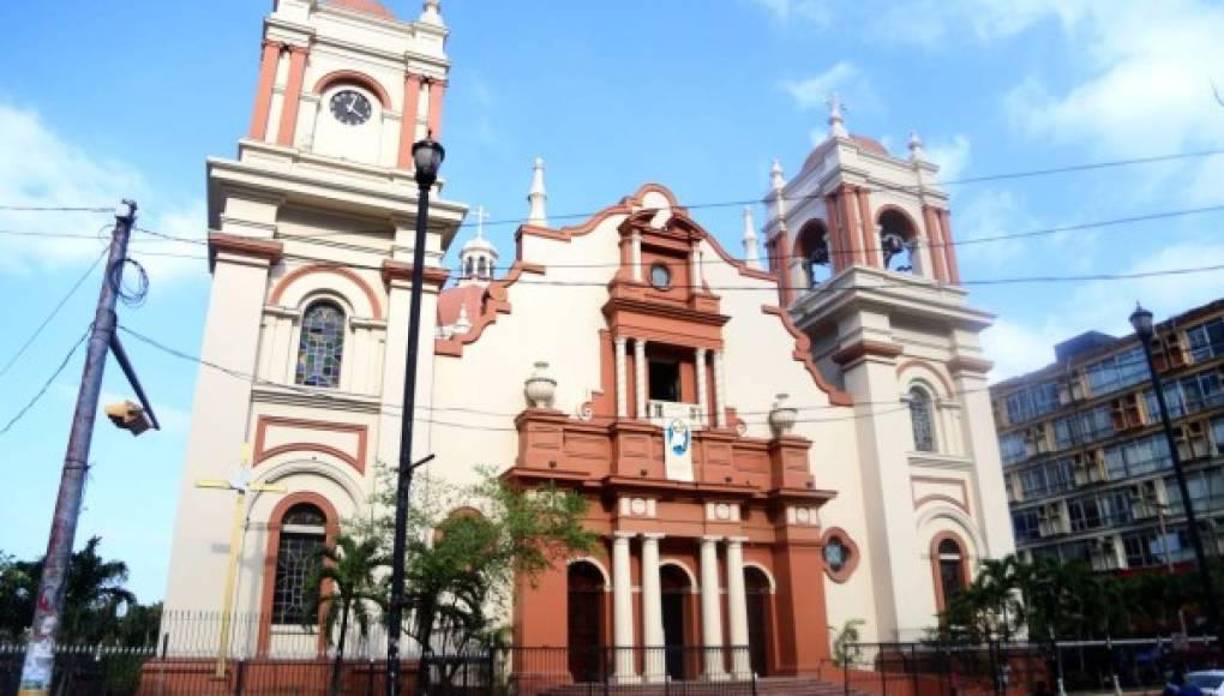 La catedral de San Pedro Apóstol no es sólo un símbolo de la fe y devoción del pueblo católico sampedrano, sino también un ícono de la identidad de la ciudad. Fue fundada en 1912 a 1916 y se encuentra ubicada en la tercera avenida del barrio El Centro.