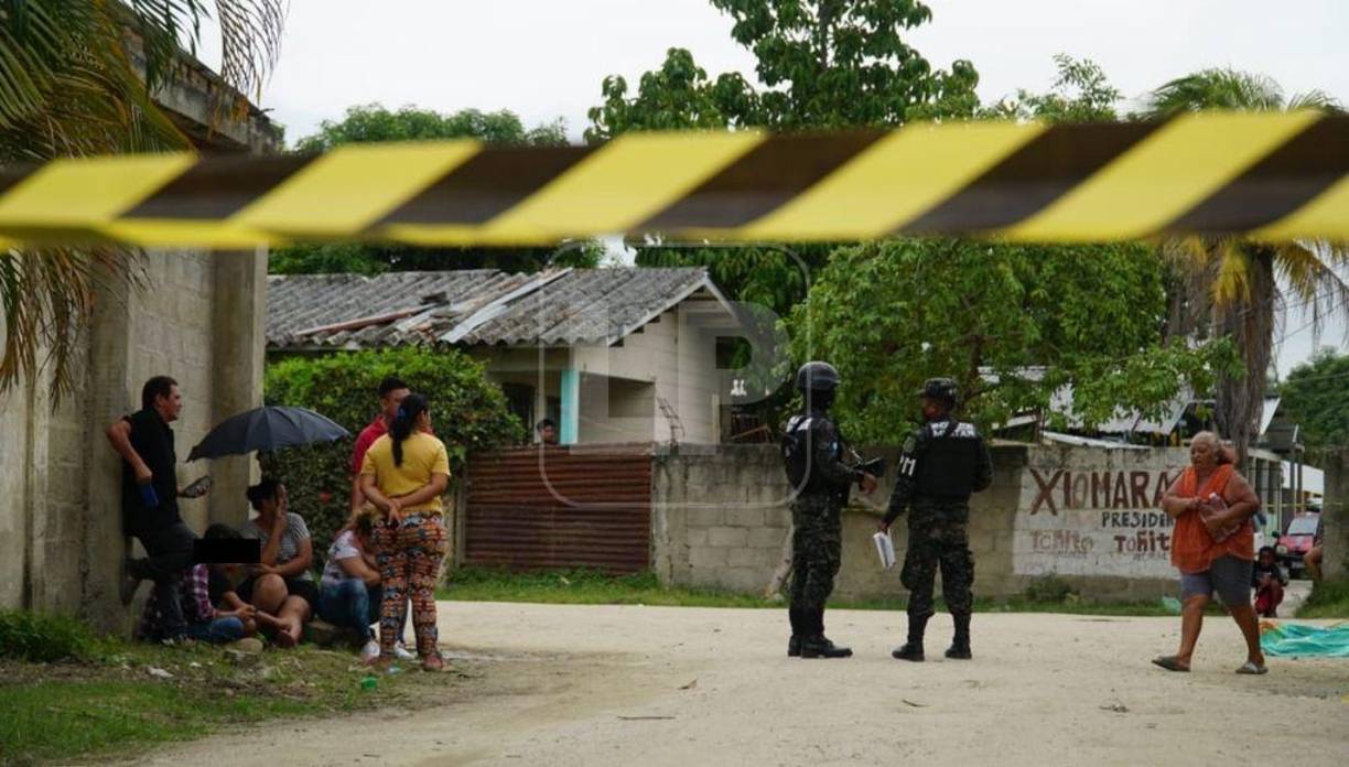 Familiares, vecinos y la Policía Militar llegó a la escena del crimen.