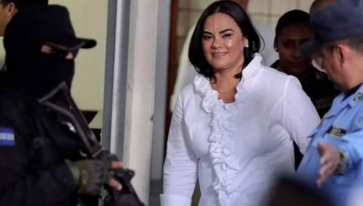 En tanto, indicó que el análisis realizado a la solicitud de cambio de medidas, Rosa Elena deberá cumplir “el arresto domiciliario bajo vigilancia policial, para garantizar que sea sometida al proceso penal, así como a un debido tratamiento médico para curar o aliviar las diversas enfermedades que padece”.