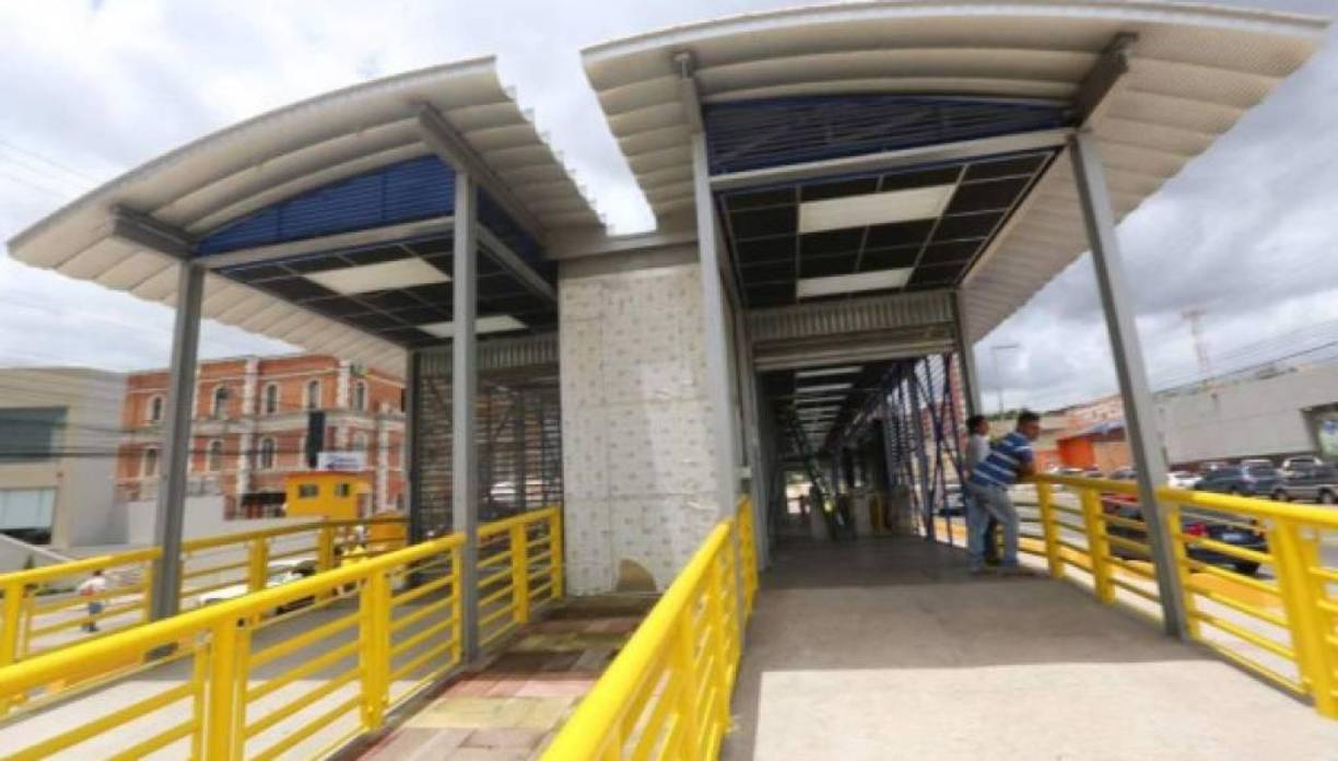 El Trans-450 se inició en la gestión municipal del exalcalde Ricardo Álvarez, pero la obra no fue continuada por Nasry Asfura, edil capitalino entre 2014 y 2022. 