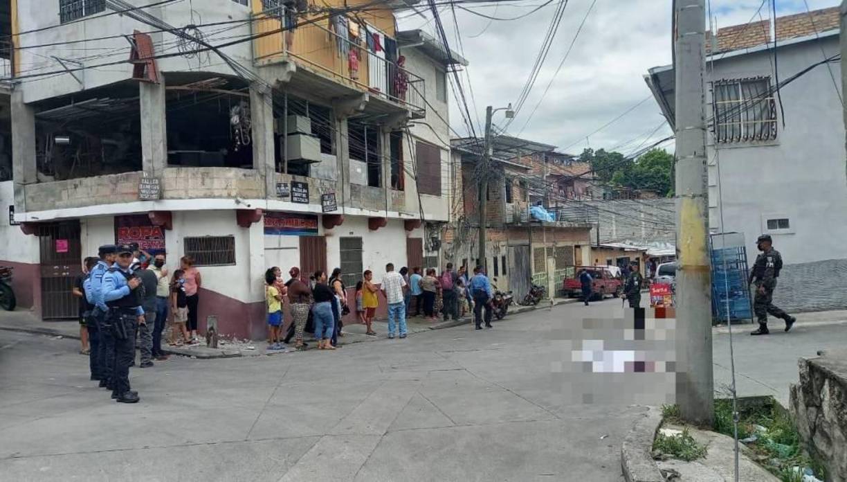 Una de las víctimas logró salir de la vivienda para huir, pero a pocos metros una bala lo alcanzó y cayó sin vida sobre el pavimento.