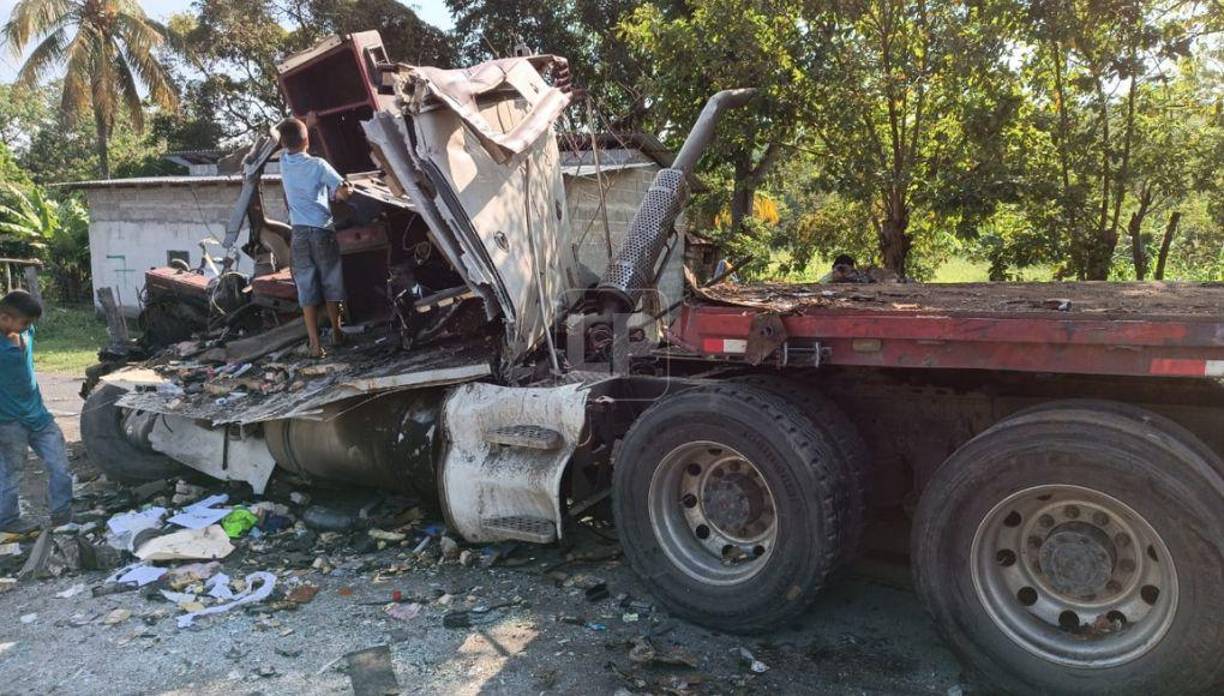 ¡Destrozada! Impactantes imágenes de la rastra que se accidentó en Santa Cruz de Yojoa