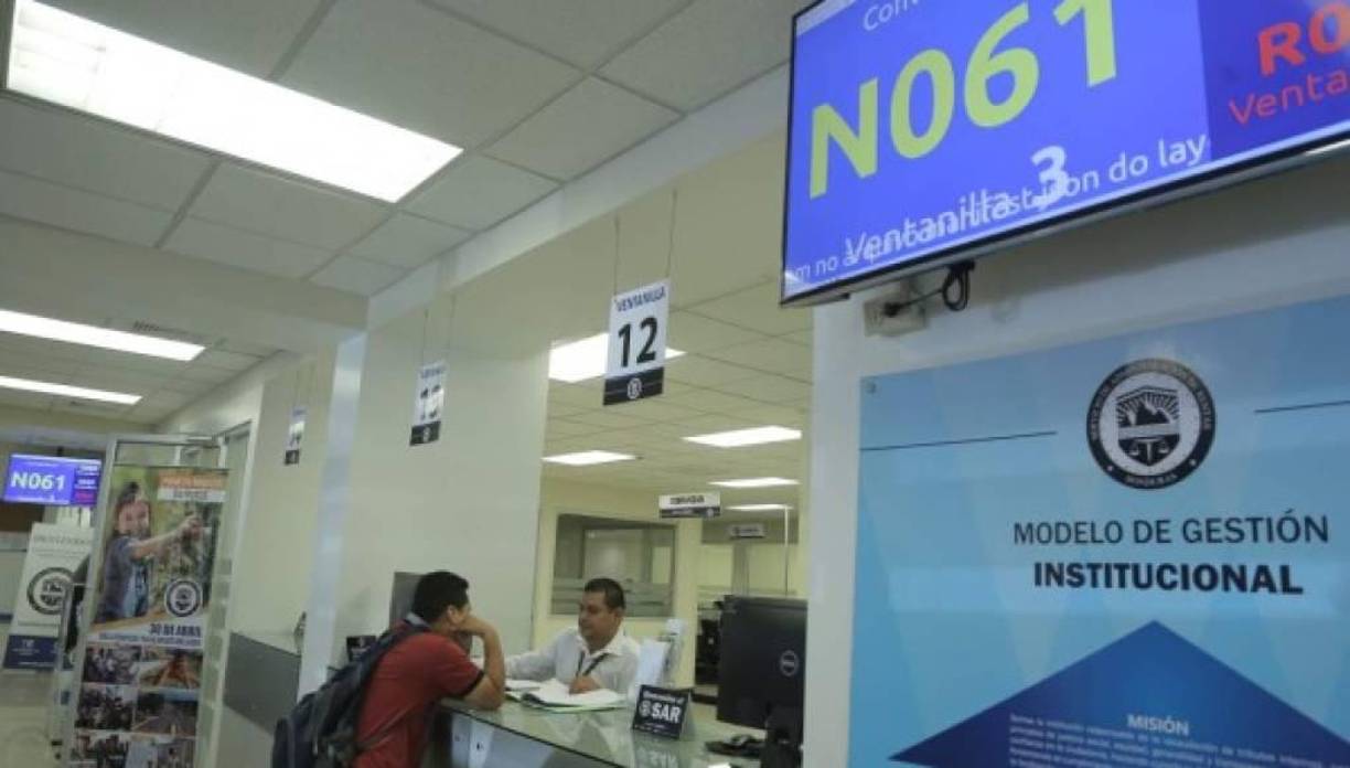 REPOSICIÓN DEL RTN:Este documento se tramita en el Servicio de Administración de Rentas (SAR). Tiene que descargar el recibo oficial de pago de reposición desde la página web www.sar.gob.hn y pagar en cualquier agencia bancaria. El valor es de L 200 lempiras. Después tendrá que presentar también un recibo público original y copia, al igual que del DNI original y copia.