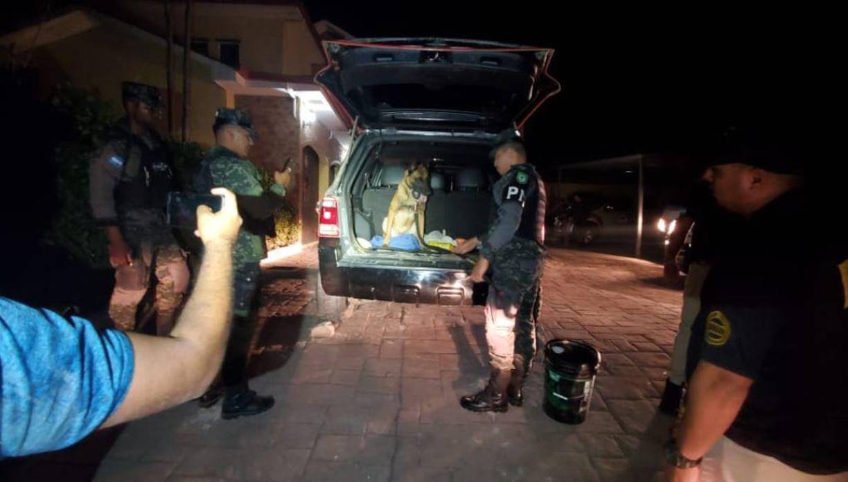 Los militares utilizaron canes entrenados para la detección de droga.