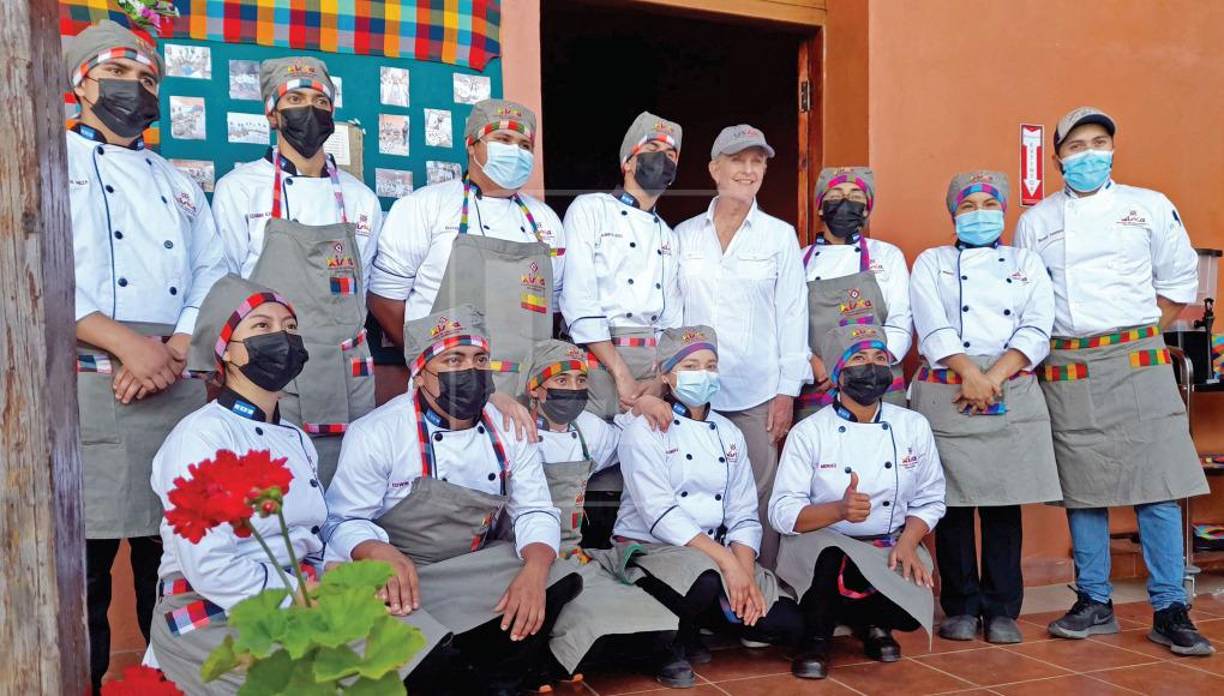 La base de la gastronomía lenca es el maíz, la gallina india, el frijol azul, la papa y el choro, un hongo nativo de Intibucá, explicó Marlen Chinchilla, coordinadora del proyecto por parte de Casm.Además, detalló que hay otros 60 jóvenes que están en proceso de formación para adquirir habilidades digitales, como la creación de aplicaciones móviles para apoyar a los chefs que emprenderán.