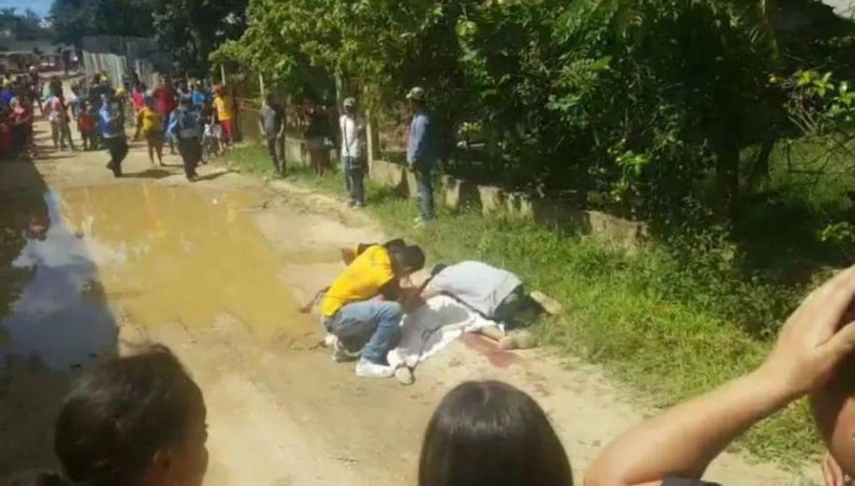 El supuesto asesino es alias “El Mota”, Roger Uriel Gálvez Marcías (de 24 años). El crimen ocurrió al mediodía de ayer lunes en una de las calles del barrio El Ocote de Guaimaca después de que Geremy Daniel Zúniga Hernández (de 13 años) salió de una pulpería donde había comprado un jugo.