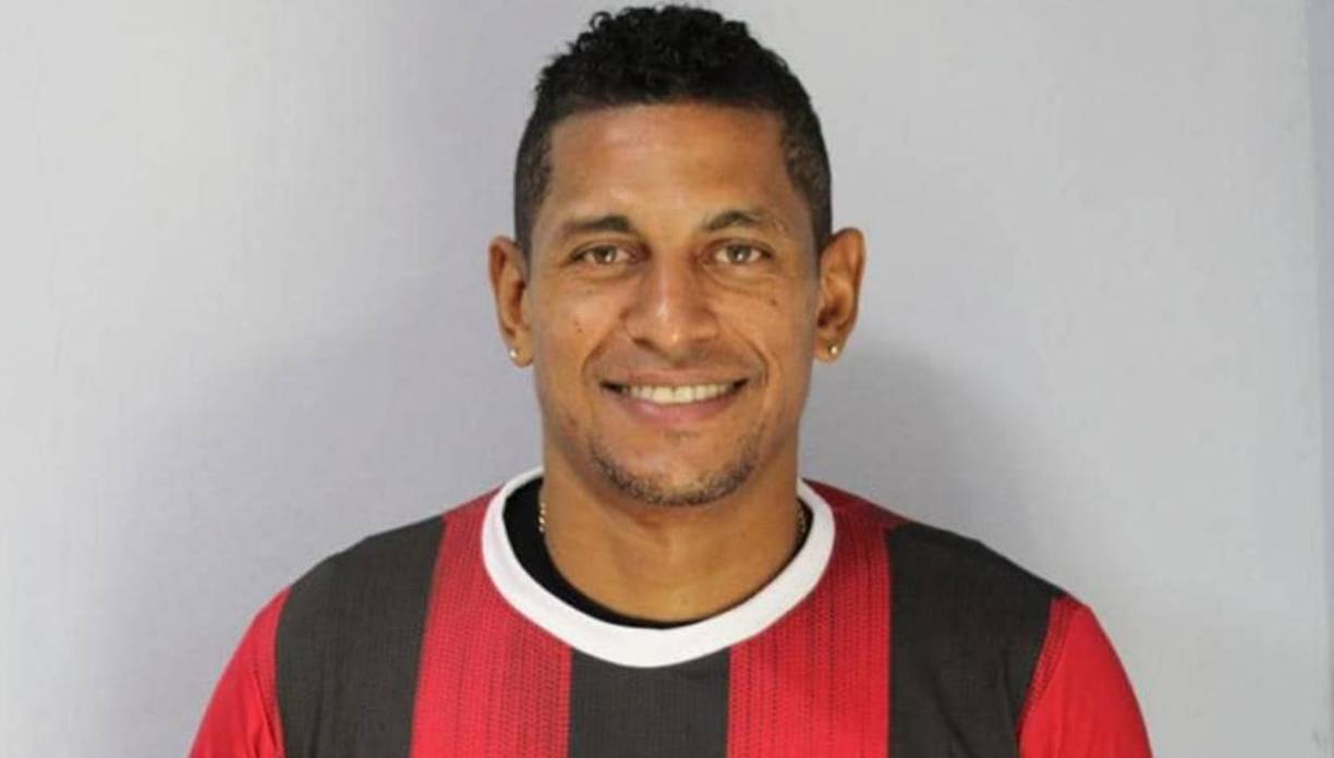 El experimentado delantero hondureño Carlo Costly ha comenzado a dar sus primeros pasos como director técnico. “El Cocherito” se ha convertido en el director técnico de un equipo amateur llamado “Tuiteros FC”.