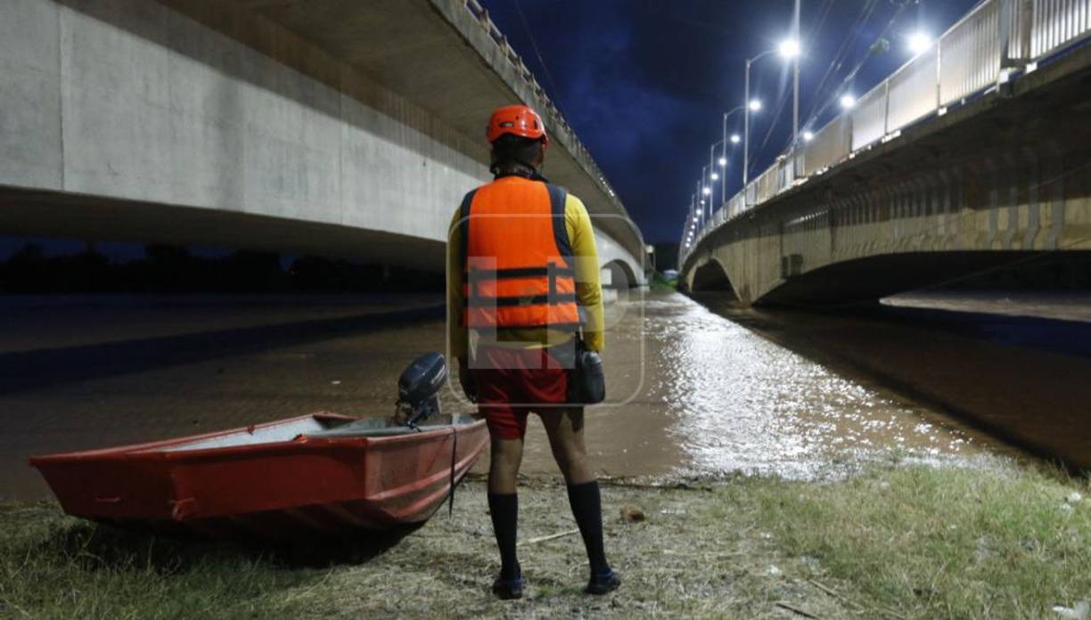 Decenas de comunidades ribereñas viven en zozobra ante el aumento en el caudal del Ulúa. 