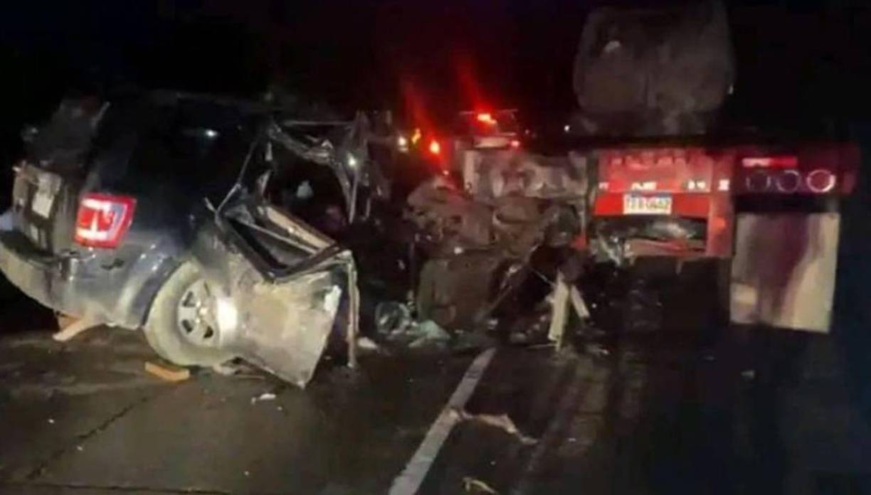 De acuerdo con la información preliminar, siete individuos estaban compartiendo la noche del sábado en la playa del mencionado sector, cuando, de pronto, decidieron trasladarse a otro lugar sin imaginar la tragedia que los esperaba. Solo una de ellos sobrevivió, pero se debate entre la vida y la muerte.