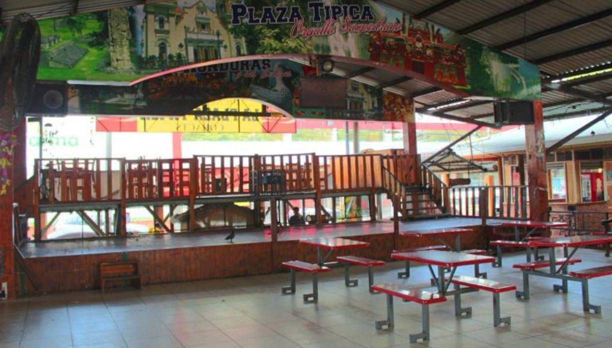 La Plaza Típica es un ícono de gastronomía, artesanías y cultura hondureña. Una oferta de más de 60 locales de comida con diversos platillos típicos, cautivan e invitan a degustarlos. Ubicada en la tercera avenida sur de San Pedro Sula.
