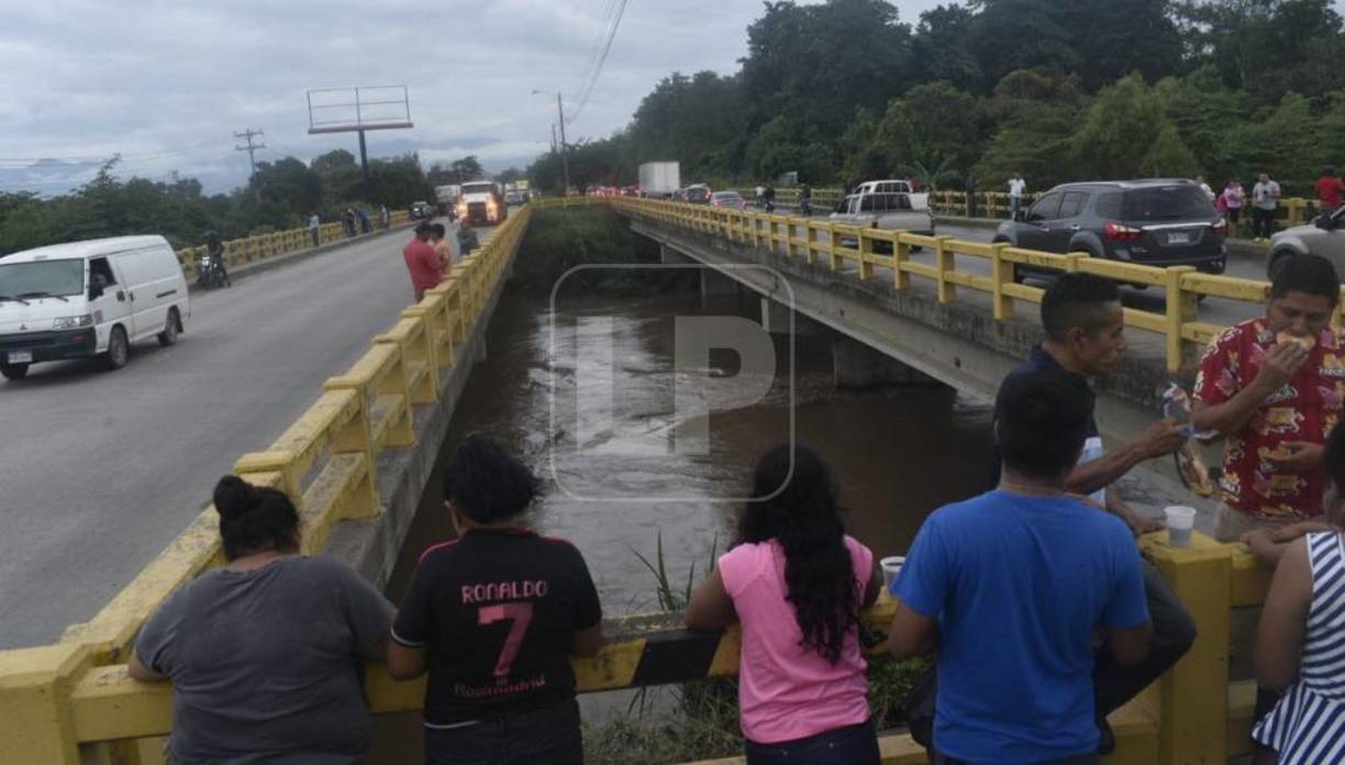 Pobladores se reúnen en el puente limeño sobre el Chamelecón. 