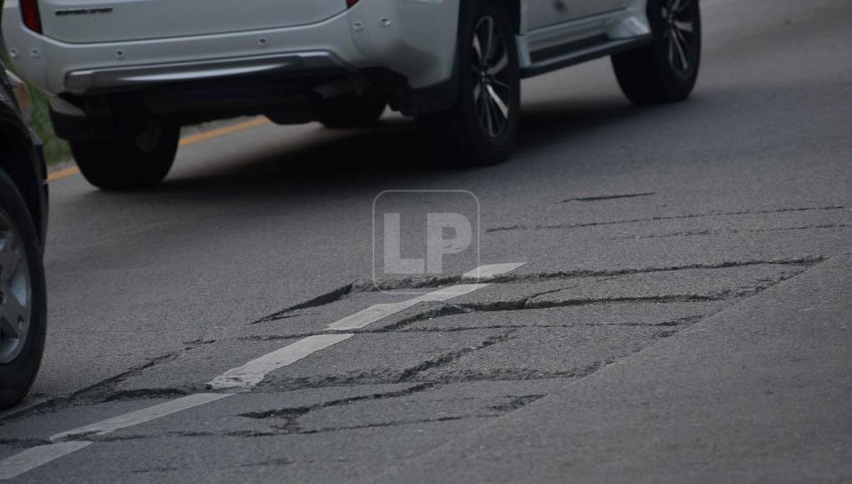 “El segundo anillo parece una galleta de soda, que se fractura con nada, es un desastre lo que hay actualmente, aparte, no tiene iluminación”, apuntó.Brown indicó que los anillos periféricos no son para carga pesada, son para rodear hacia afuera el tráfico normal de la ciudad.