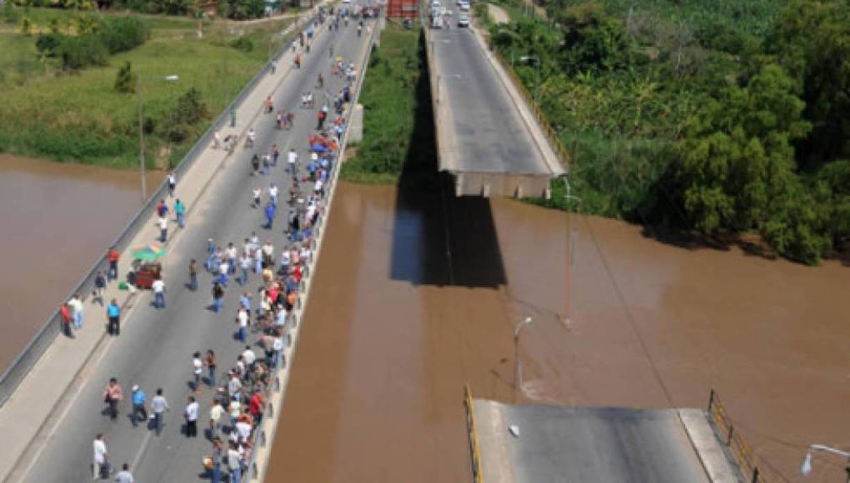 De acuerdo con Copeco, unas 1,000 casas quedaron destruidas, más de 300 edificios públicos dañados, 44 carreteras, siete parques industriales y 34 puentes, incluyendo el de La Democracia en El Progreso, Yoro.
