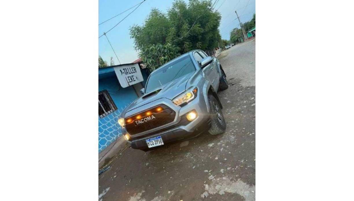Ellos dos iban a bordo de una pick-up, modelo Tacoma, color gris, la cual pretendían vender.