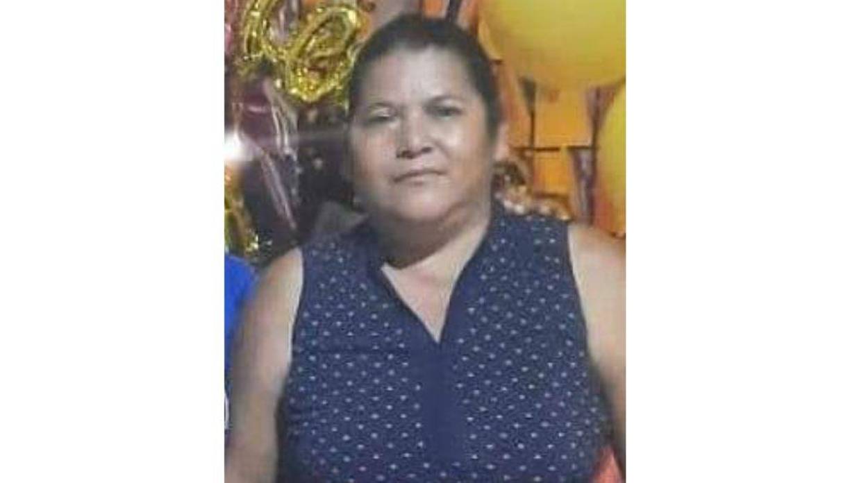 La mujer estaba junto a su esposo, su hijo y las otras dos mujeres en el patio de una vivienda. 