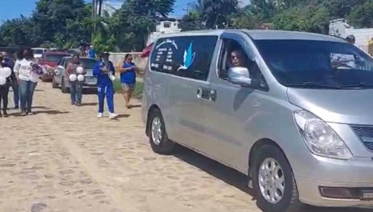 La corroza fúnebre trasladó el cuerpo hasta el cementerio y detrás de él iba una caravana de personas.