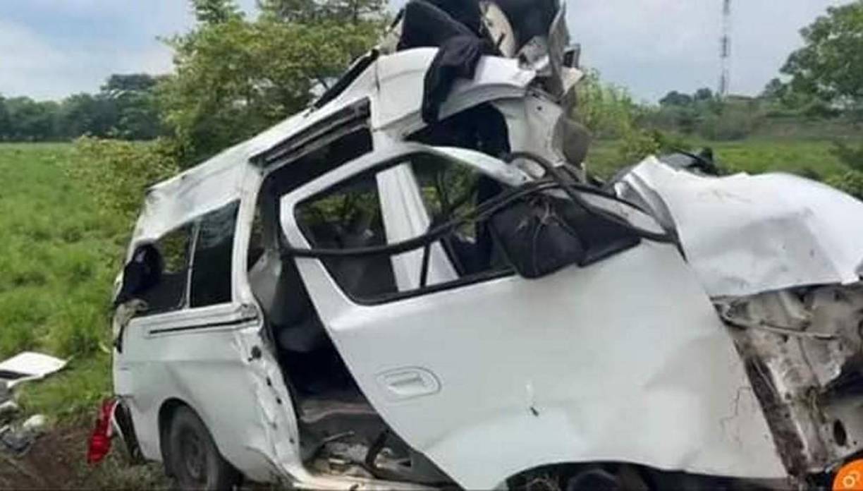 La dependencia, que lamentó el fallecimiento de los cinco hondureños, anunció también tarjetas de visitantes por razones humanitarias y alojamiento en un hotel para las víctimas. “En lo que respecta a un menor de nueve años fue canalizado al Hospital del Niño de la ciudad de Villahermosa, en compañía de su madre, ya que requería de una cirugía; su estado de salud se reporta estable”, indicó. 