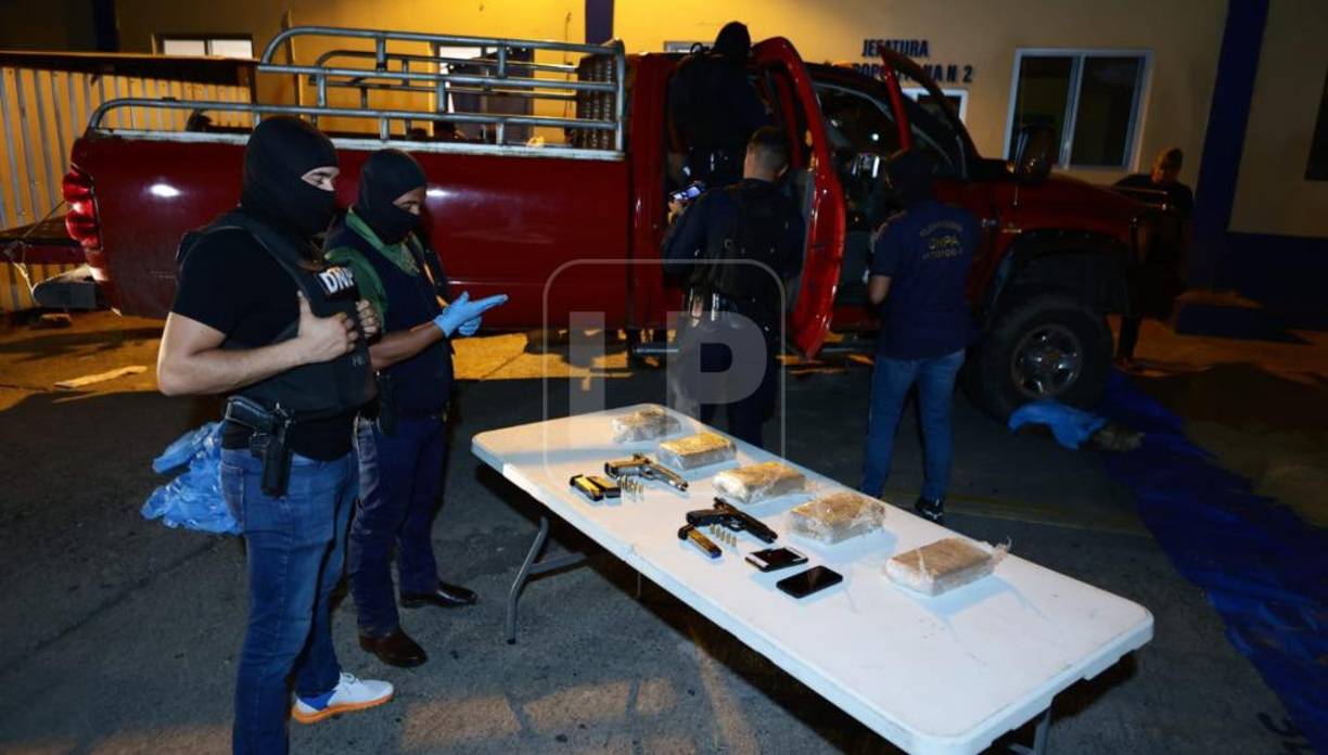 La acción fue ejecutada por los agentes de la Dirección Nacional Policial Antidrogas en la carretera hacia occidente en la comunidad de Naco, Cortés.