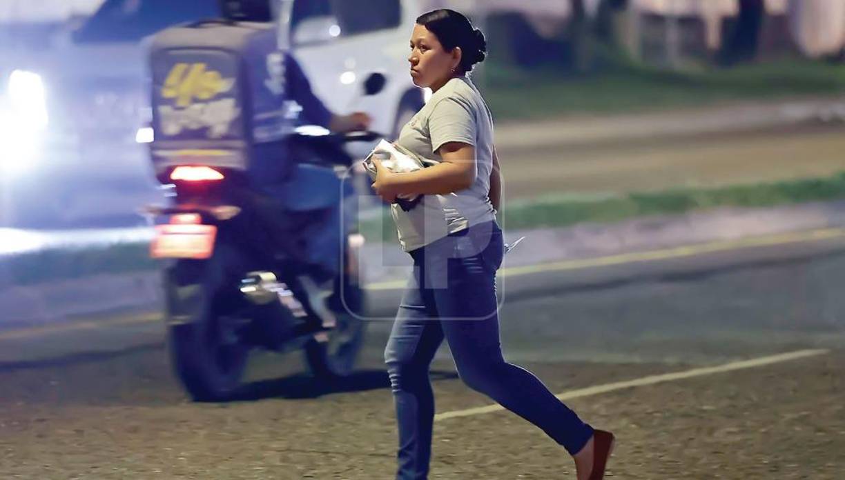 Una mujer corre para no ser atropellada en el bulevar del norte.