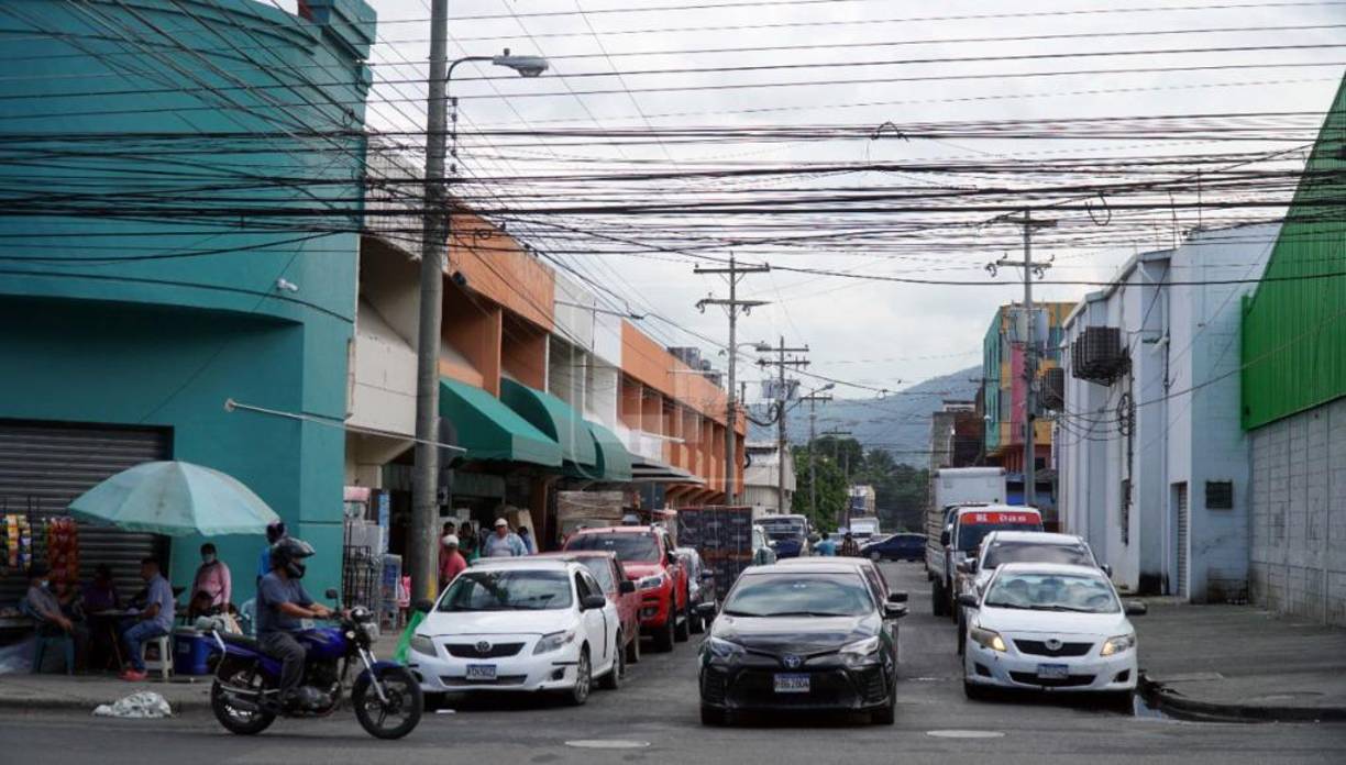 En la 4 avenida entre 7 y 8 calles del barrio Lempira hay ubicadas tiendas de ventas de electrodomésticos y los vehículos se estacionan a ambos lados de la calle lo que deja solo un espacio para el tránsito.