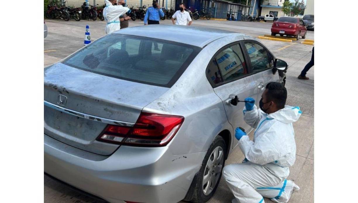 El otro automóvil decomisado es un turismo marca Honda, modelo Civic, el cual fue hallado en la calle de Los Alcaldes, en la capital de Honduras, y luego fue trasladado hacia las oficinas de la DPI, donde se están realizando las investigaciones correspondientes.