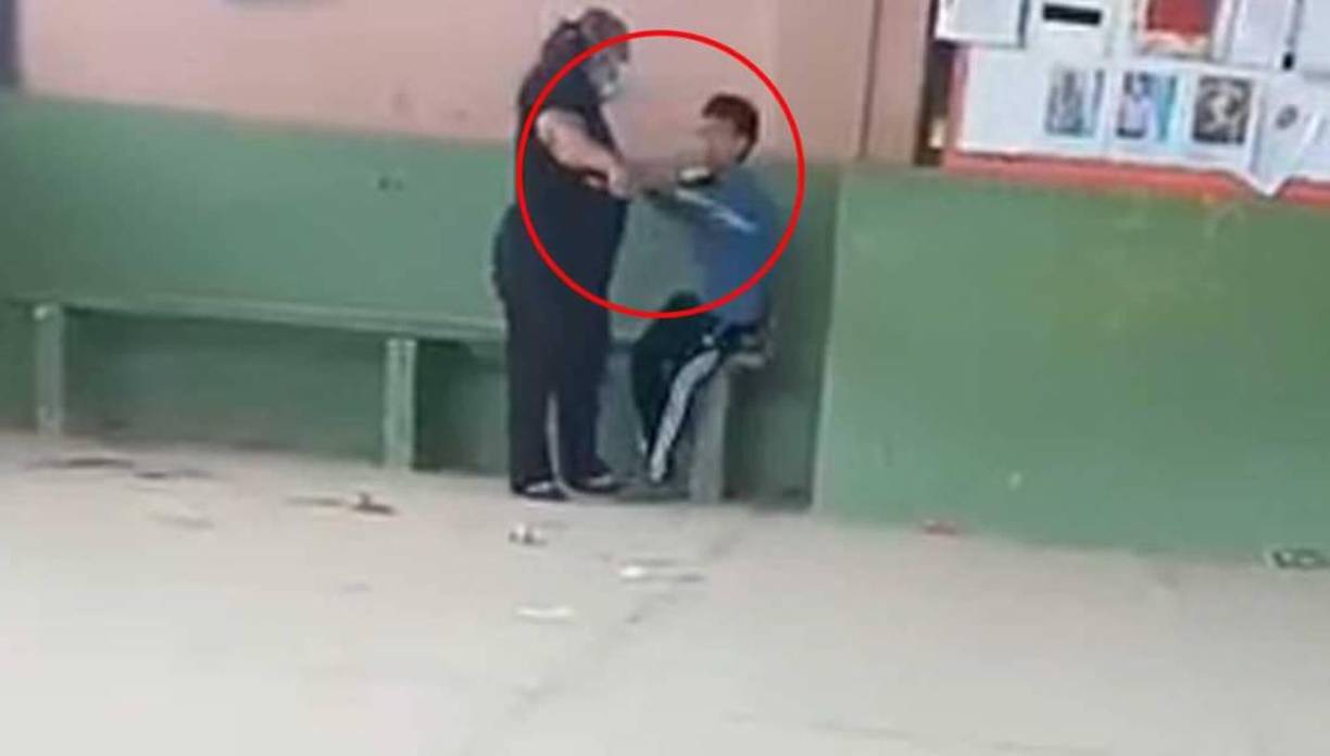 “¿Ah? Aquí manda el profesor, no vos”, dice la maestra. “¿Quién es tu profesor?”, le consultó al niño, él contestó y luego la maestra continuó reclamándole mientras hacía sonar en una pared el objeto que tenía en su mano derecha. 
