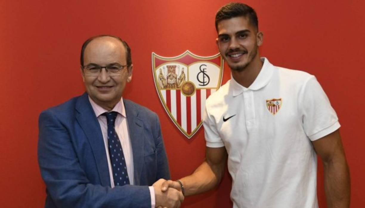 André Silva ya es oficialmente jugador del Sevilla FC. El club hizo oficial el acuerdo alcanzado con el AC Milán “para la cesión con opción de compra” del delantero portugués.