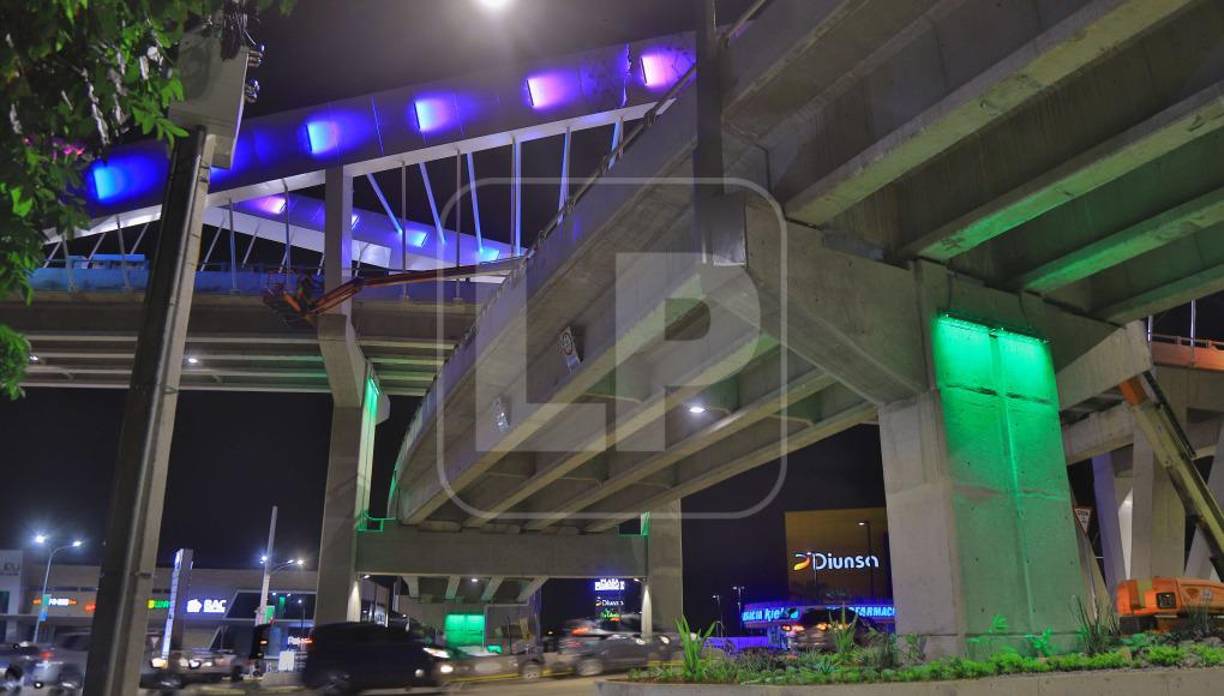 Por la noche el Paso Merendón está iluminado y es un atractivo en una zona que crece en negocios, centros educativos y urbanizaciones. Especialistas dicen que es el sector que más crece en SPS.