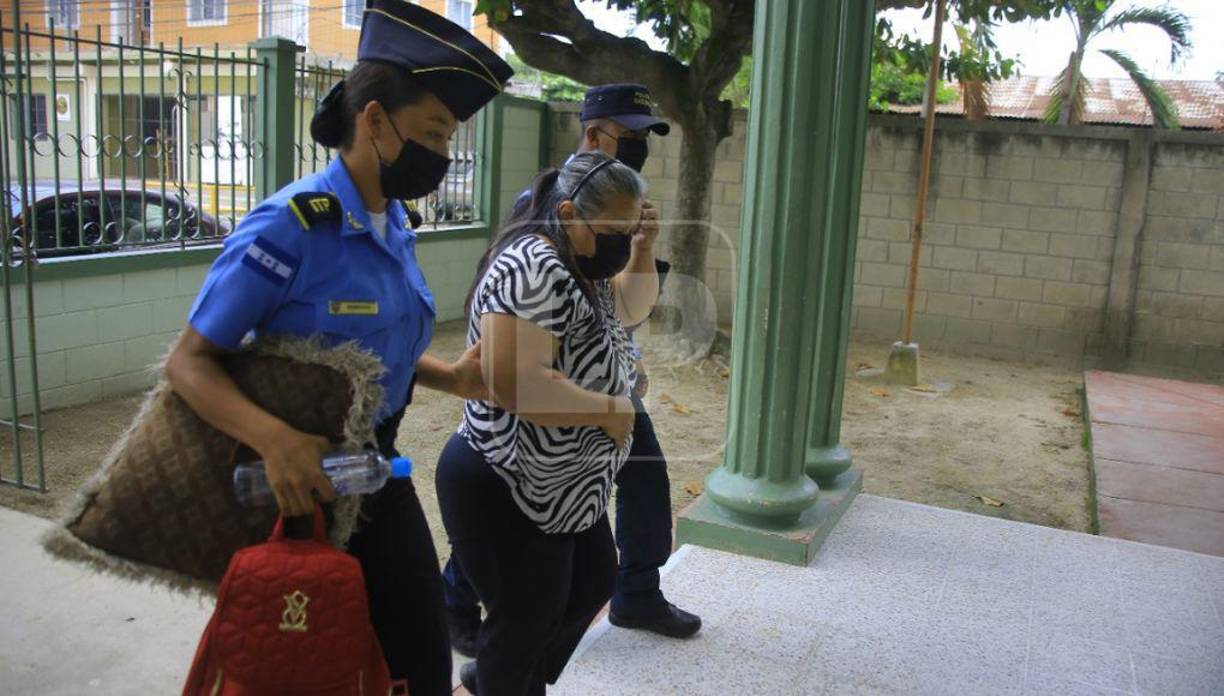 Ayer, tras salir de una audiencia de descargo en la Dirección Departamental de Educación de Cortés, la profesora Mirna dijo que lo que más extraña es estar en su aula.