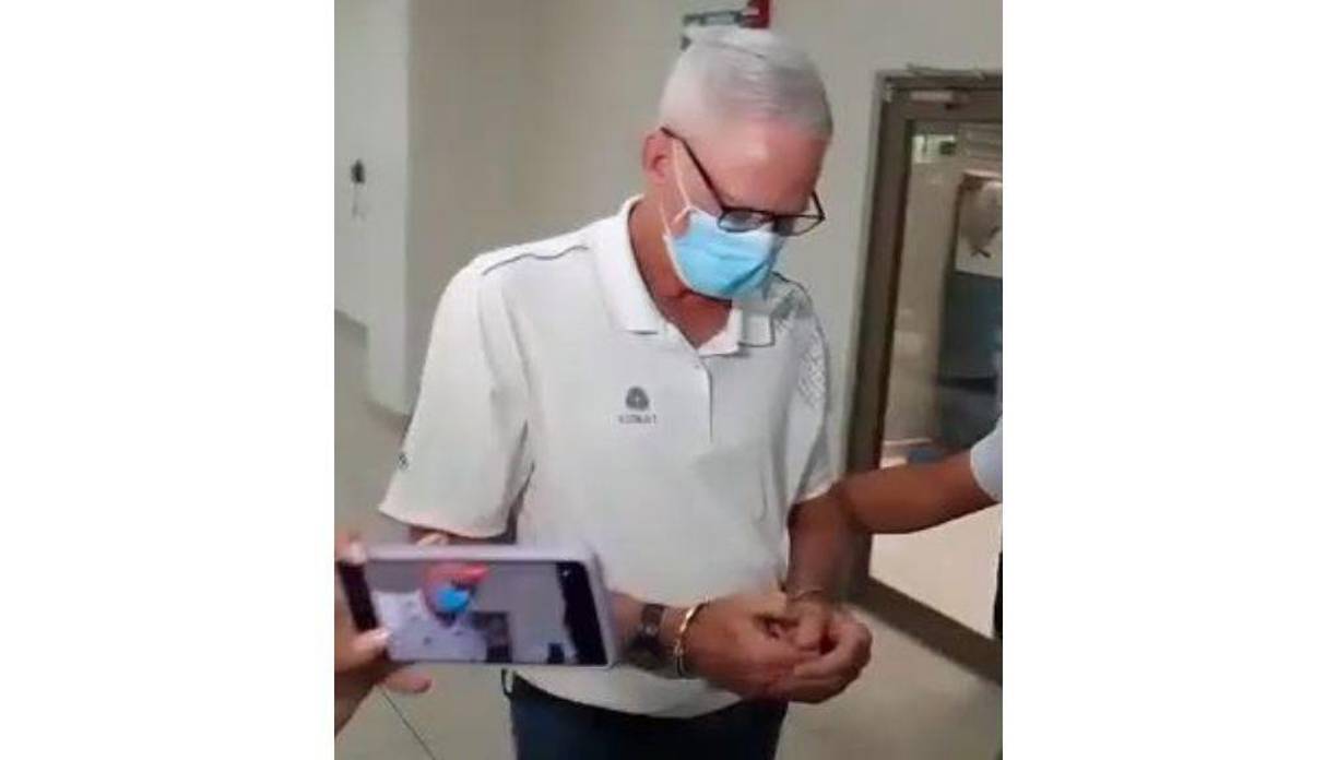 Luego del vaciado telefónico y de la computadora, se le encontraron vídeos y fotografías con una jovencita diferente a la que se encontraba con él cuando lo capturaron.