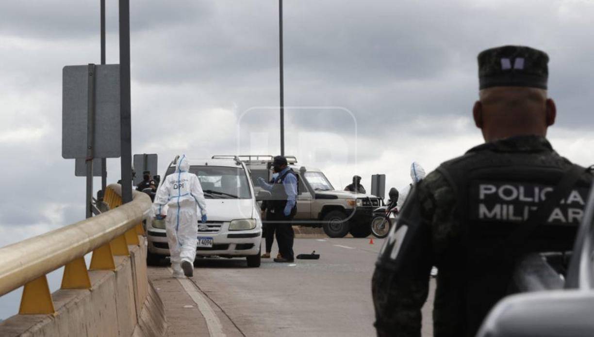 En la escena del crimen se encontraron por los menos 11 casquillos de balas, de acuerdo con el reporte preliminar de los agentes de la Policía que llegaron hasta allí.