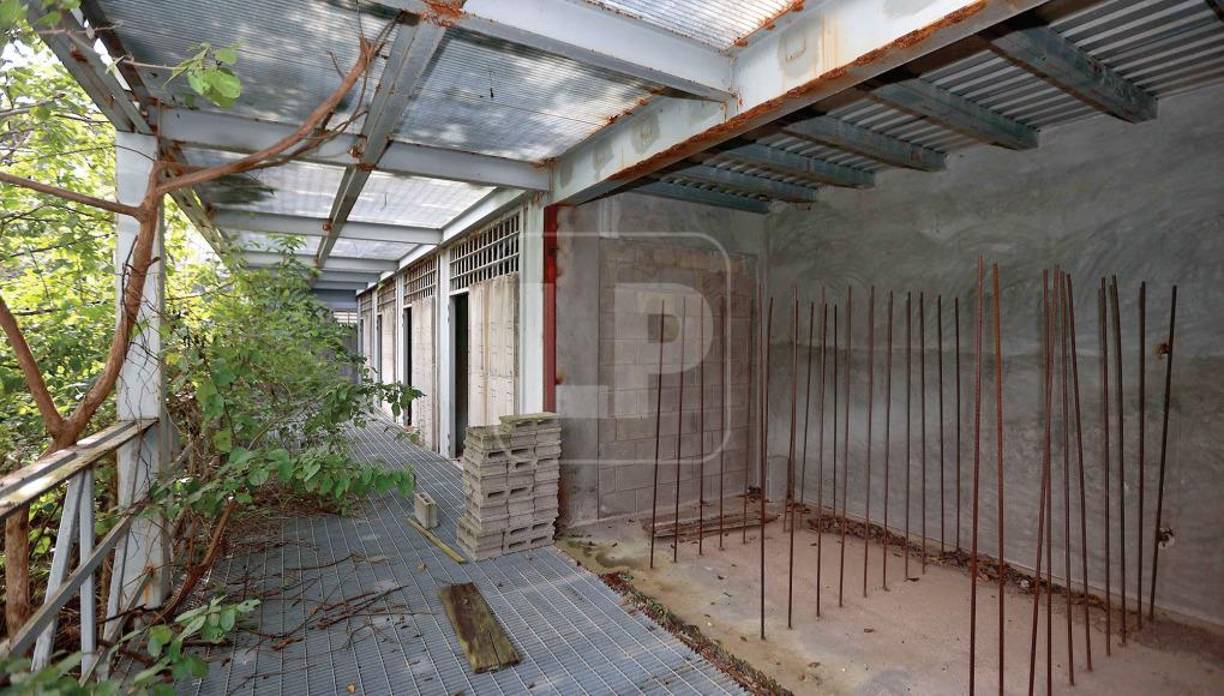 Mientras autoridades deciden si la obra sigue y sirve para los fines que se planeó, el óxido sigue corroyendo todo lo que encuentra a su paso en una cárcel que se ha convertido en un enorme monumento a la desidia y la indiferencia gubernamental