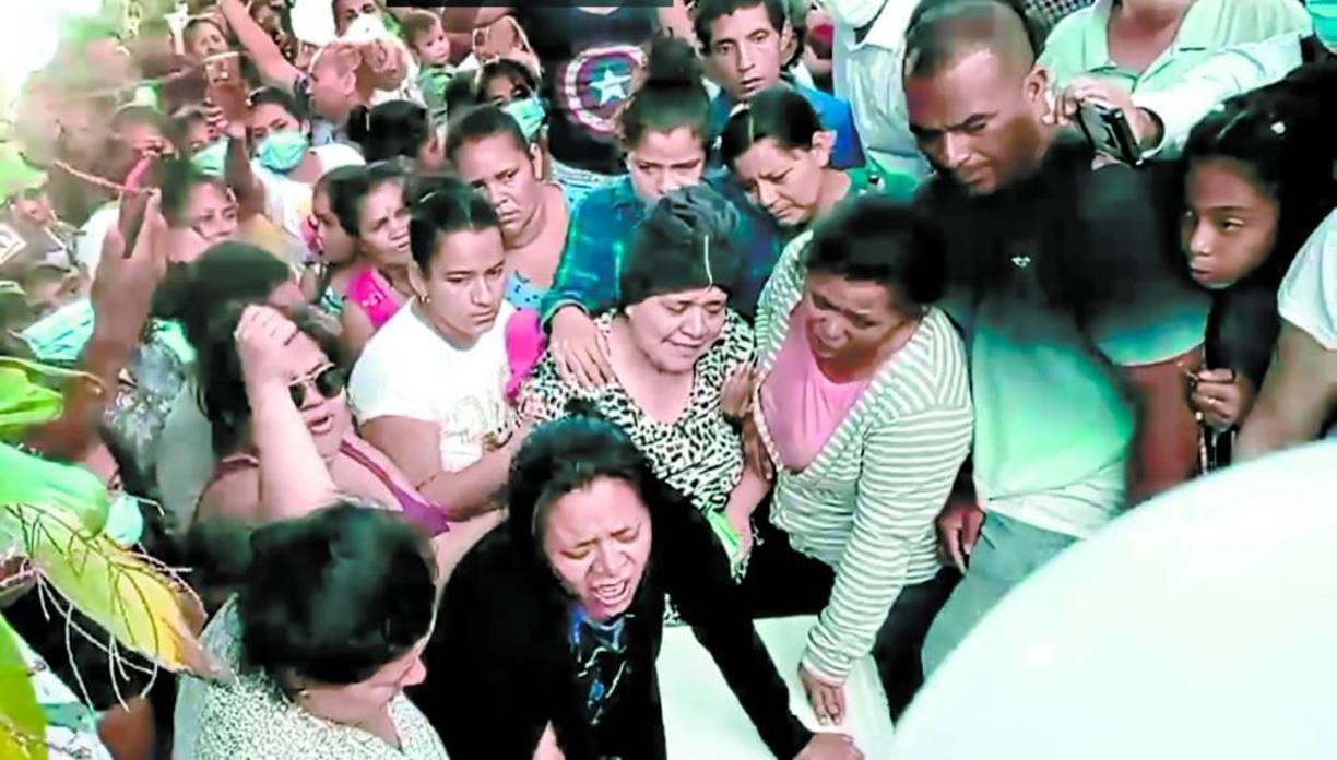 A medida avanzaba el cortejo fúnebre se hacía más fuerte el eco de “queremos justicia”, que opacaba por momentos el llanto de sus más cercanos.