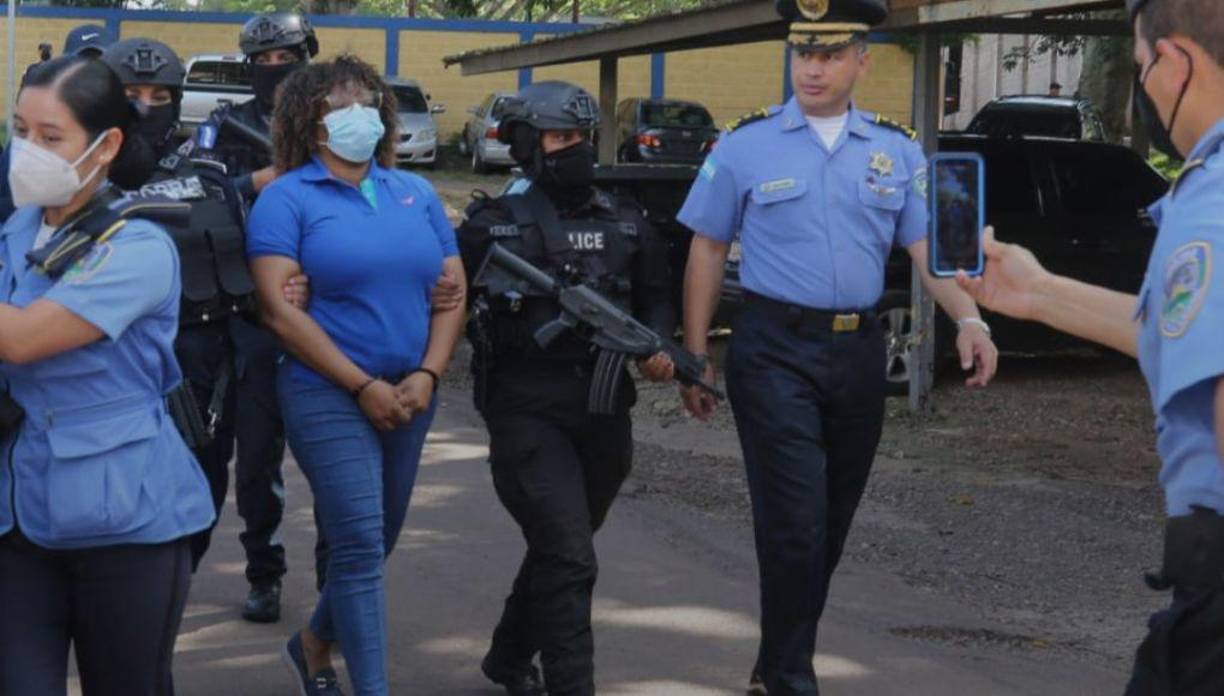 La detenida será trasladada en un avión policial hacia Tegucigalpa y posteriormente será enviada a las Fuerzas Especiales de la Policía Nacional, donde permanecerá recluida mientras se desarrolla la audiencia de información.