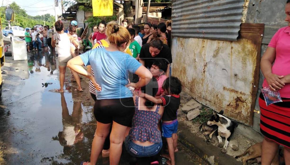 Al menos siete camiones del Cuerpo de Bomberos se desplazaron al lugar para controlar el fuego.