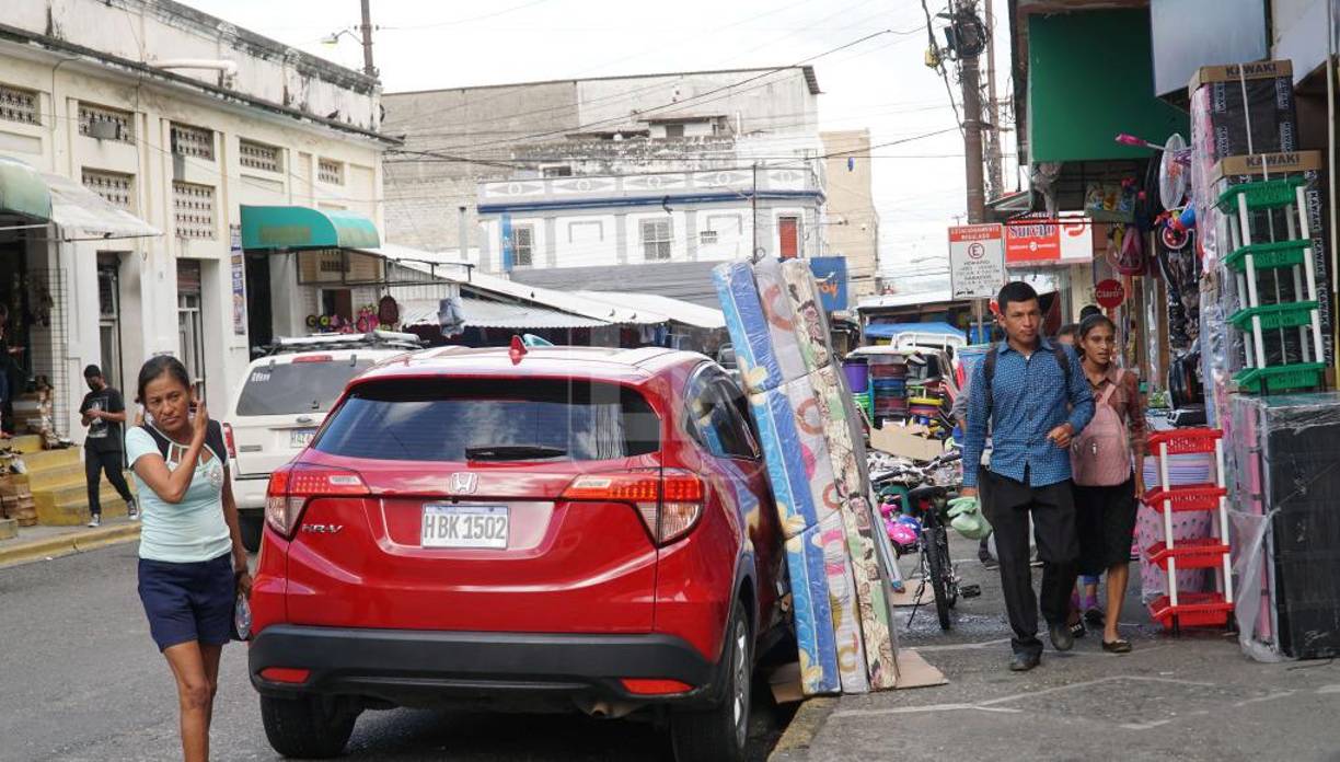 En el centro de la ciudad, donde el comercio tiene su auge, las medianas son parte de la plataforma de las tiendas para ofrecer sus productos. 