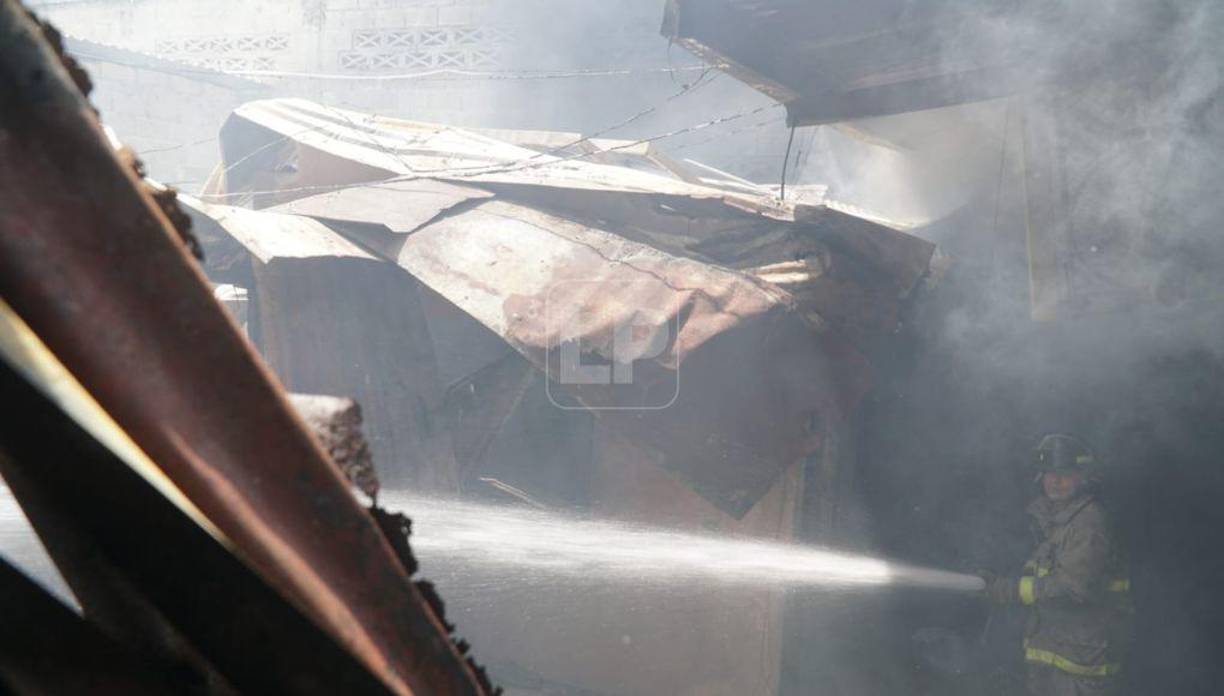Los bomberos aún no determinan qué fue lo que provocó el incendio.