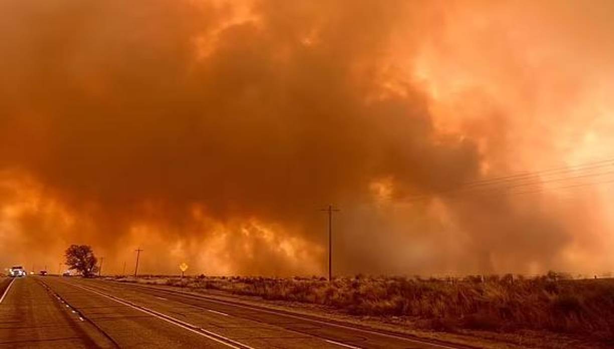 El gobernador del estado, el republicano Greg Abbott, emitió una declaración de desastre para 60 condados y alertó que podría ampliarse ya que “se espera que las condiciones cálidas y secas causadas por las altas temperaturas y el viento continúen en la región en los próximos días”.
