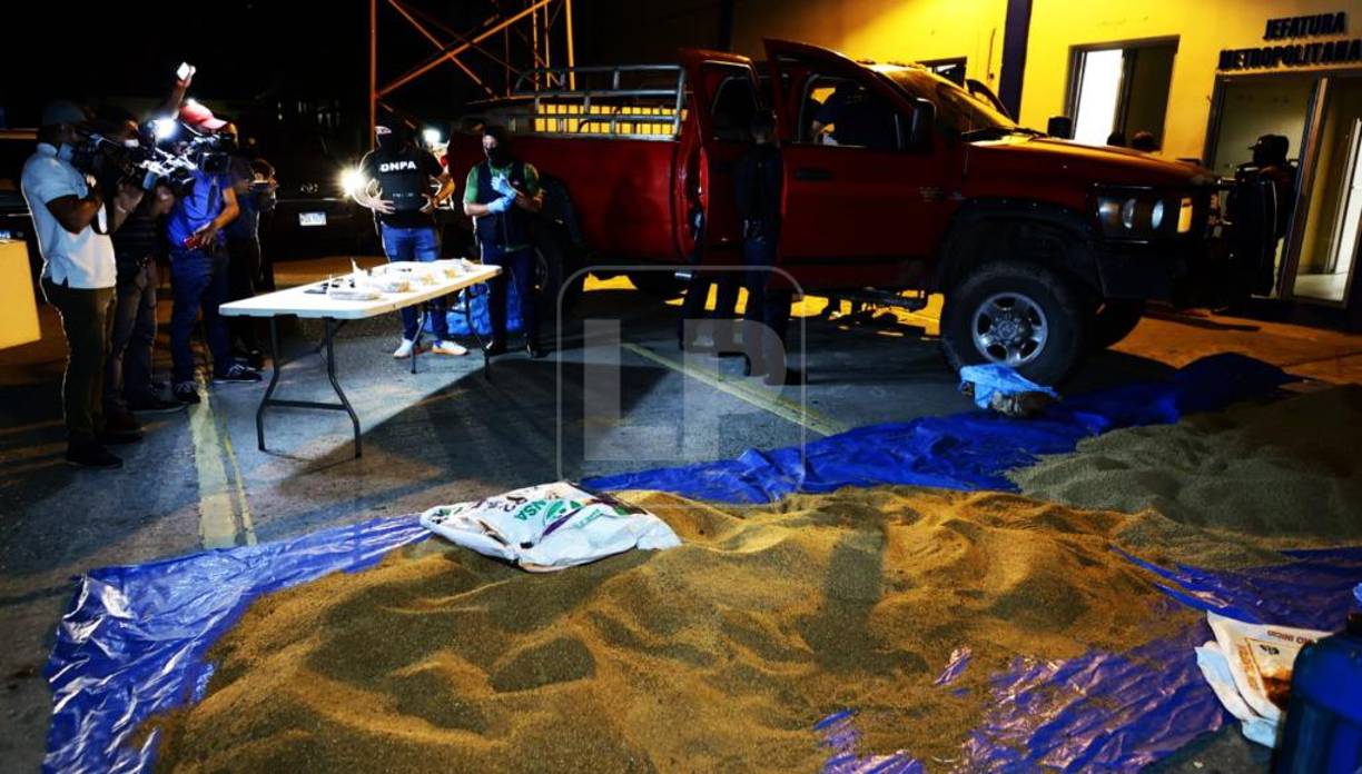 Cuando se conducían en un vehículo con destino a Santa Bárbara, dos hombres fueron arrestados por suponerlos responsables de transportar cocaína.