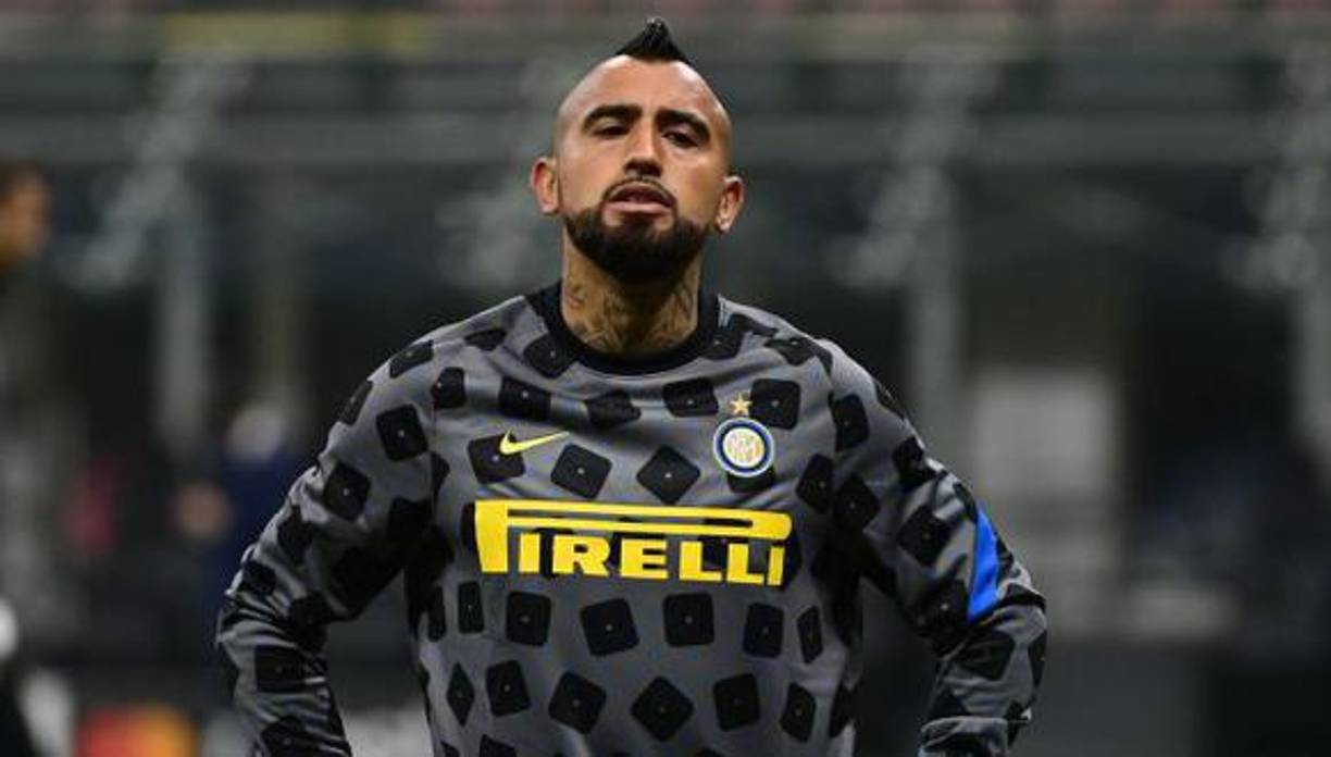 El Inter de Milán hizo oficial la salida del centrocampista Arturo Vidal. El club italiano comunicó el adiós del volante chileno, quien se trasladó a Italia para sellar los trámites finales. 