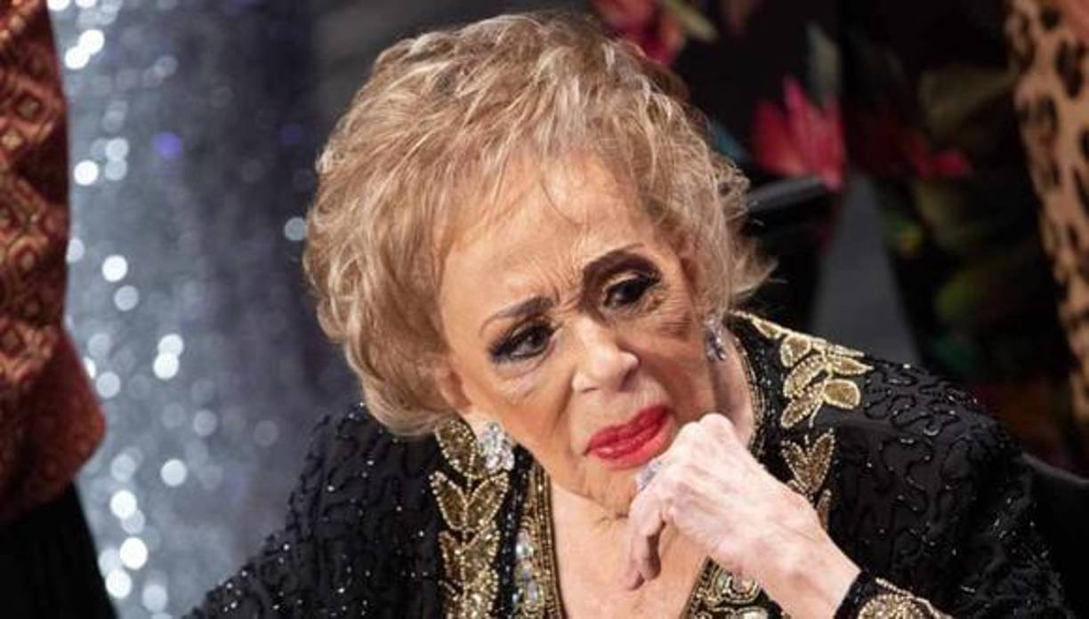 En en el vídeo también se puede apreciar a la cantante Alejandra Guzmán cantando junto a los mariachis, y al lado de la Diva del cine se encuentra Sylvia Pasquel y su hijo Luis Enrique besando su mano, para después la interprete de “Yo Te Esperaba” le da un beso en la boca.