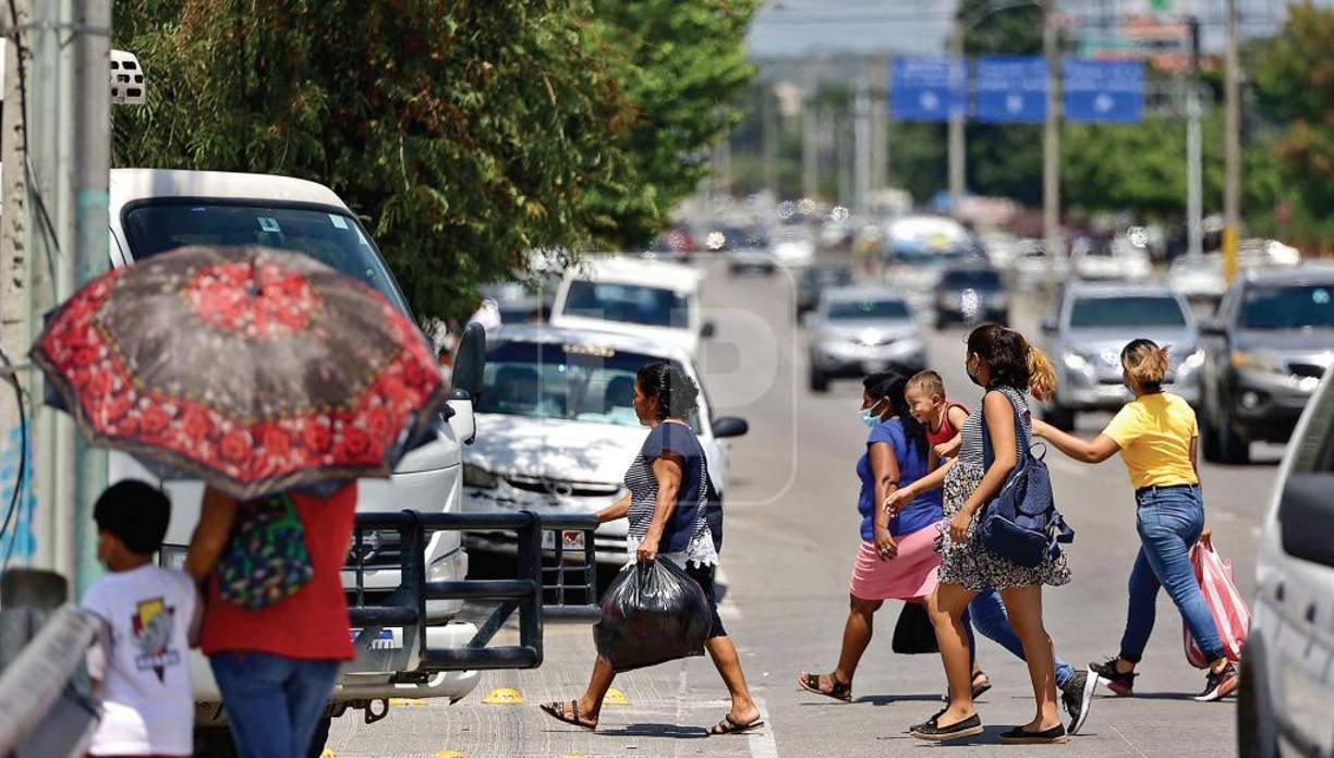  “En ese bulevar se necesitan al menos tres puentes peatonales, pasan los carros muy rápido, por eso los policías municipales asisten el paso de peatones en horas pico en esos puntos”, finalizó Martínez.