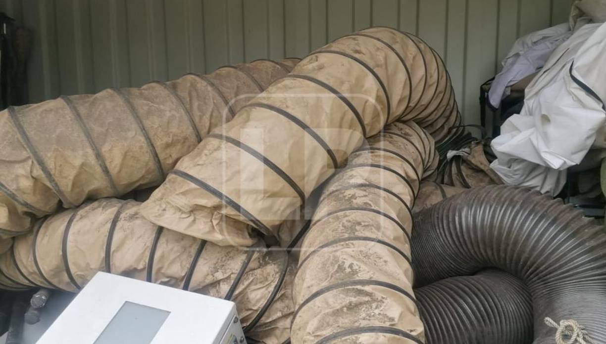 Además, con las inspecciones de campo y pericias de expertos de Ingeniería Civil y Biomédica, se acreditó que el proyecto fallido se instaló en un predio de tierra (campo de fútbol) inundable y sin estudios topógráficos.