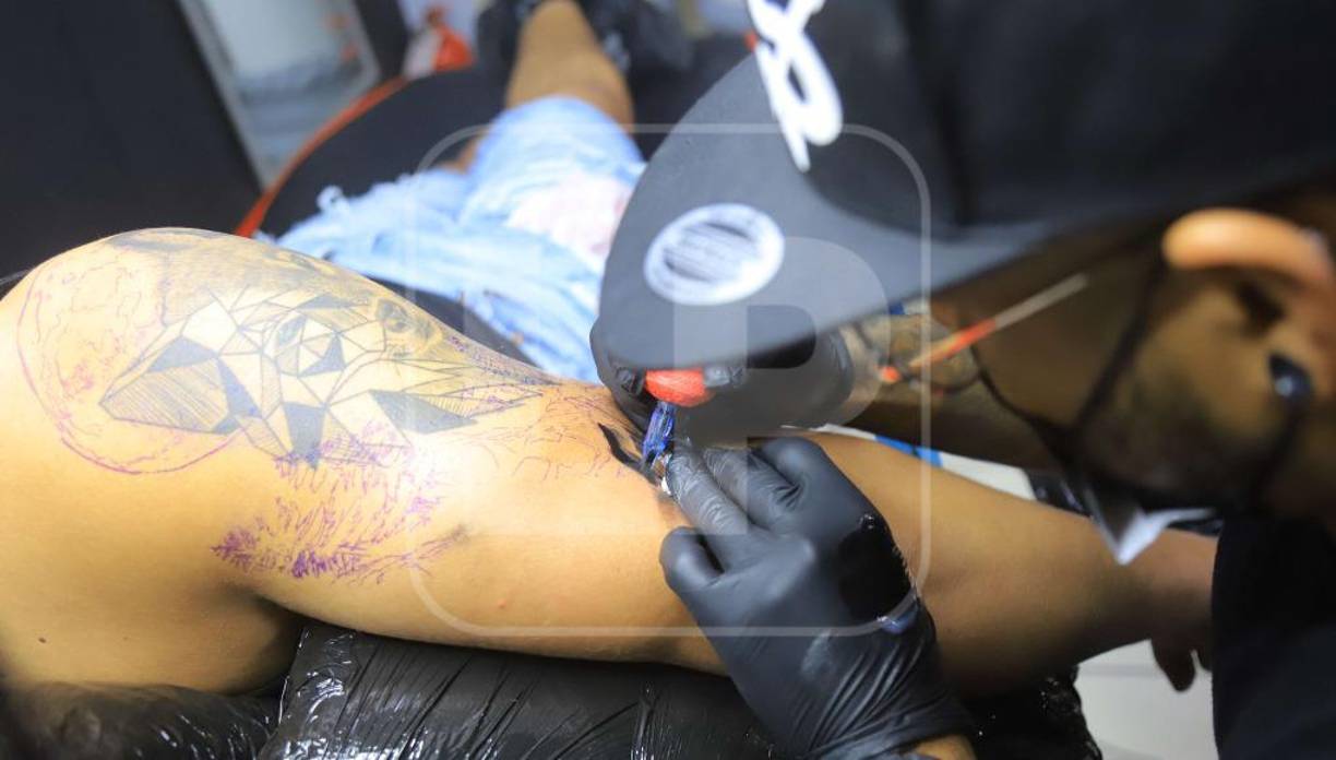 Ayer 17 de julio se celebra el día internacional del tatuaje. El 70% de la clientela de estudios como Tabu y San Pedro Ink está conformada por mujeres que buscan plasmar una historia en su piel o hacerse un tatuaje alusivo a algo que las apasiona. No obstante familias completas llegan a hacer un tatuaje idéntico en honor al vínculo familiar y hasta ancianos de 70 años van por uno, comentó Mario Castro, tatuador de Tabu.