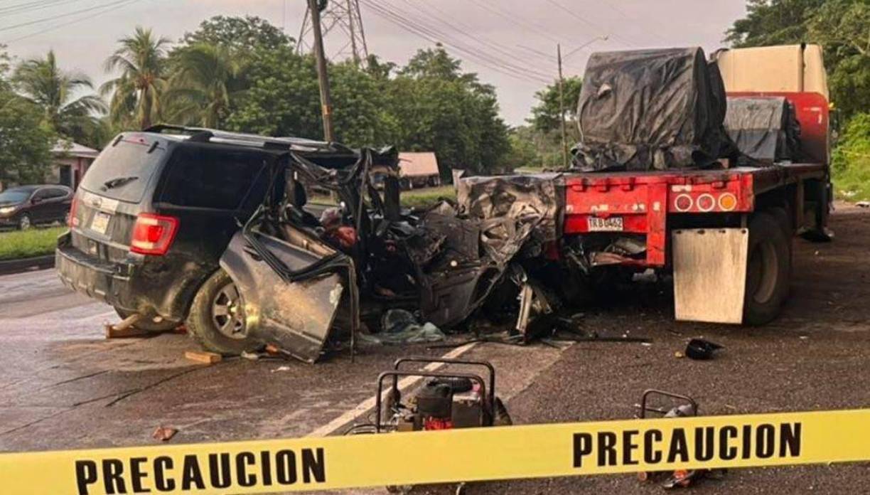 El Cuerpo de Bomberos llegó a la escena y dijo que en el automóvil habían botellas de cerveza, así lo confirmó el coronel Hernán Canales. Asimismo, reveló la identidad de las víctimas: