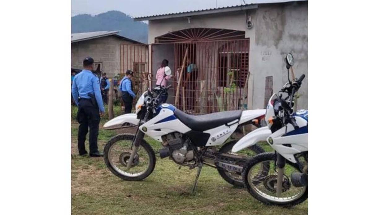 Suri Bardales Rivera perdió la vida tras ser atacada a disparos. Elementos de la Policía rodeando la vivienda en donde se perpetró la masacre.