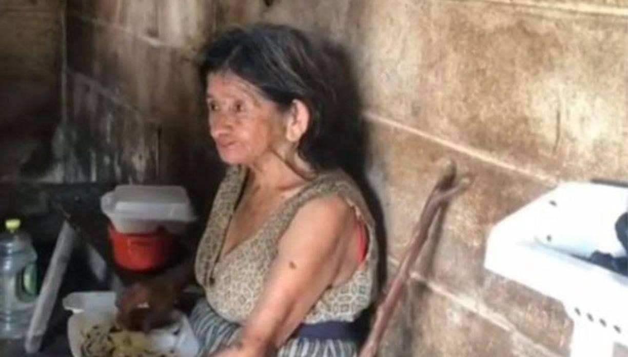La señora vivía en una humilde casa de bloques.