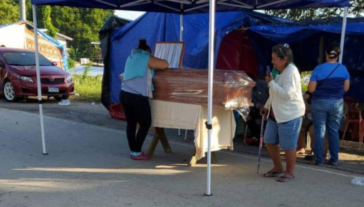 El cuerpo de la hondureña fue llevado hasta ese lugar este martes por la mañana, cuando las lluvias en la costa norte han cesado.