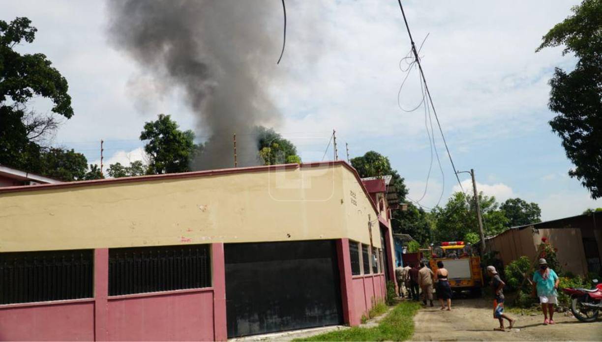 El Cuerpo de Bomberos fue alertado al filo de las 9:20 am sobre el pavoroso incendio.